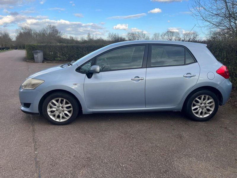 TOYOTA AURIS