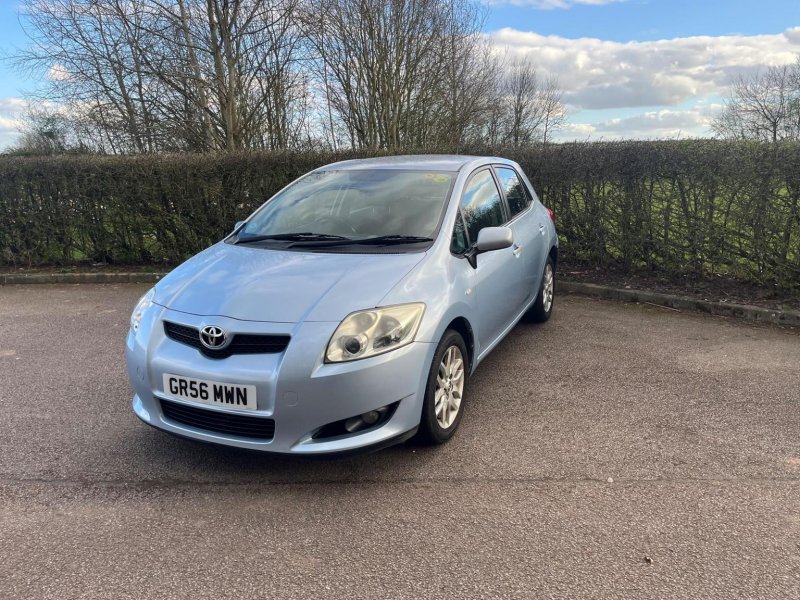 TOYOTA AURIS
