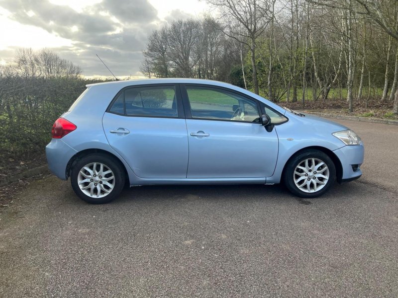 TOYOTA AURIS
