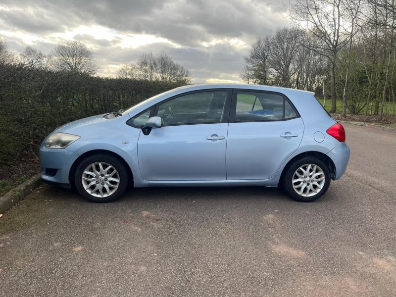 TOYOTA AURIS