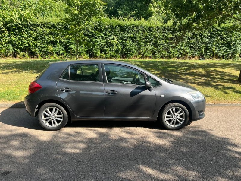 TOYOTA AURIS