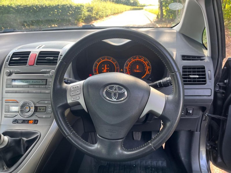 TOYOTA AURIS
