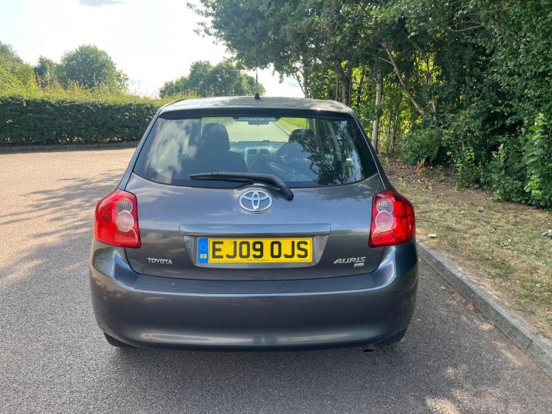 TOYOTA AURIS