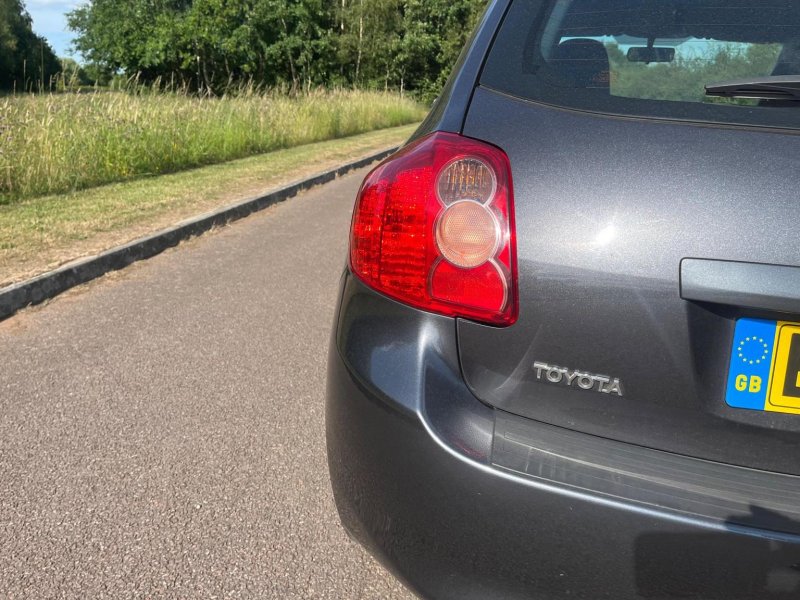 TOYOTA AURIS